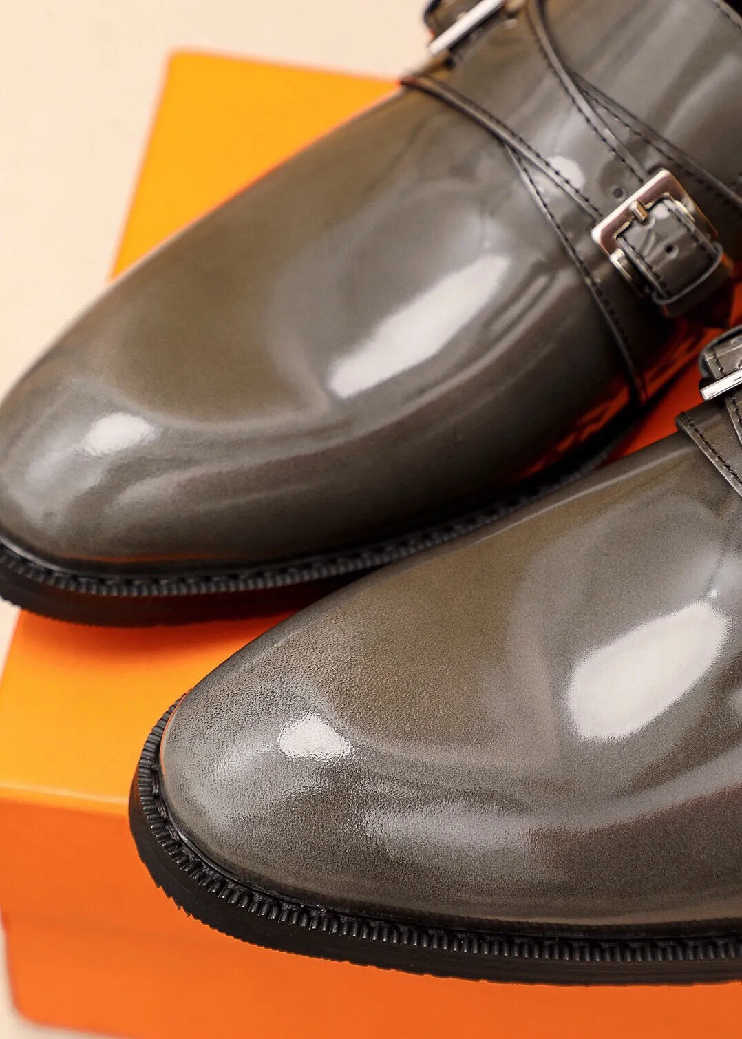Men's shoes 💰480 💐 Product trademark: HERMES "Hermès" casual leather shoes Regular size: 38-44 (45🉑️customized) Product materials: Selected imported first-layer calfskin upper + classic hardware buckle, imported water-dyed 🐂 cowhide lining. Strong three-dimensional visual effect, non-slip and wear-resistant combination outsole Color: 2⃣️colors available